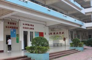 校内设有ATM机和24小时校医室